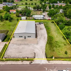 (SE) 6,000Â± Sq. Ft. Property on 0.87Â± Acres