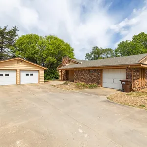 (SE) ABSOLUTE 3-BR, 2.5-BA Home on 1Â± Acre