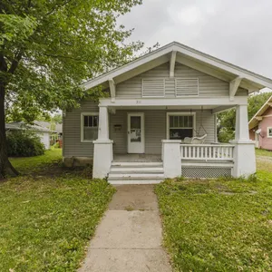 (Marion) 5-BR, 1-BA Home w/ Detached 2-Car Garage
