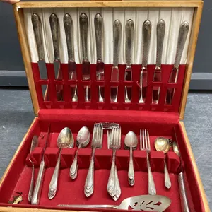 WM ROGERS & SONS "ESQUISITE" SILVERWARE SET IN BOX