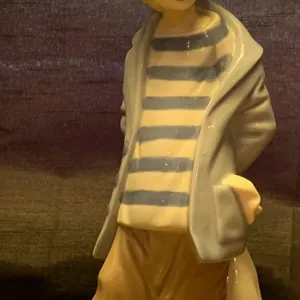LLADRO Porcelain ' Playasito Contempletive' 9T
