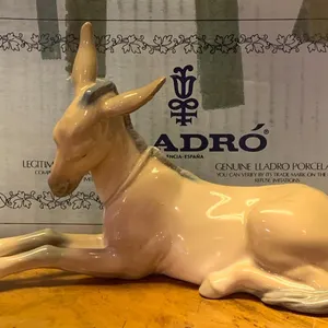 LLADRO Porcelain 'Burito Belen' 8L
