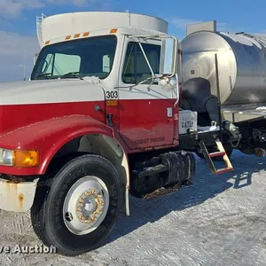 1994 International 4900 fertilizer delivery truck