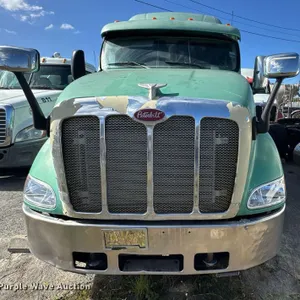 2009 Peterbilt 387 semi truck