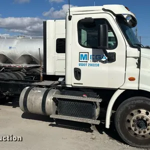 2014 Freightliner Cascadia semi truck