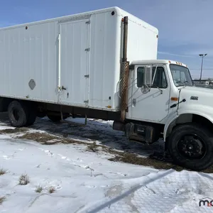 SALVAGE UNIT: 2001 International 4900 S/A Box Truck (White)
 UNRESERVED