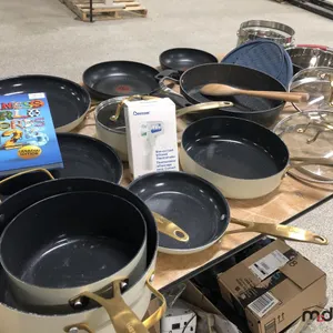 Cookware, Digital No Touch Thermometer and 2025 Guinness Book
 UNRESERVED