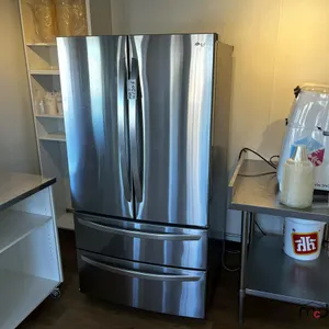 LG 36" Fridge w/ Water
 UNRESERVED
