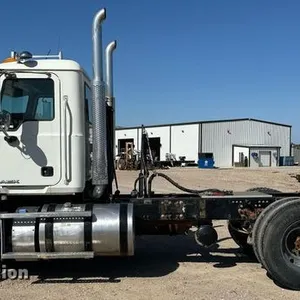 2012 Mack CHU613 semi truck