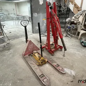 Engine Jack Pallet and Floor Jack
 UNRESERVED