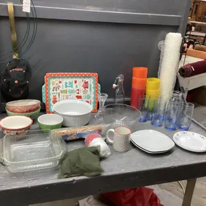 TOTE W/ MISC HOUSEHOLD ITEMS - ACRYLIC CUPS, BOWLS, (2) SQUARE CAKE PANS, (4) SMALL CORELLE PLATES,  BLUE GLASSES ETC