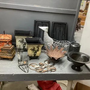 METAL DECOR ITEMS - (2) CONTAINERS W/ LIDS, (2) SMALL GARBAGE CANS, (2)  BOWLS, TIN "DOG", ETC
