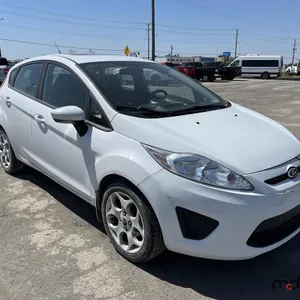 2013 Ford Fiesta SE Hatchback Car