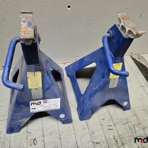 (2) Jack Stands
 UNRESERVED