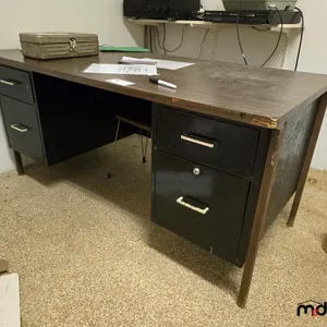 Office Desk & Contents (5'x2'6"x2'5")
 UNRESERVED