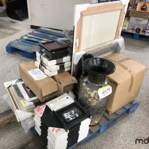 Pictures, Throw Pillows, Vases and Bedding
 UNRESERVED
