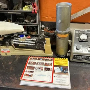 Labtronics 919 LT moisture tester with scale
