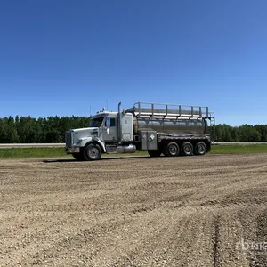 2014 Freightliner Coronado 122SD 22000 L 8x6 Sleeper Tanker Truck