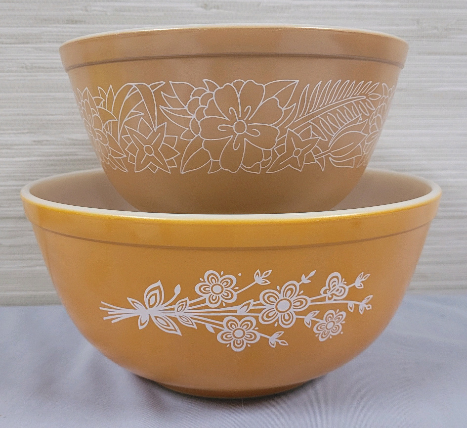 Vintage PYREX Mixing Bowls . Woodland Brown 1.5L Bowl & Butterfly Flower 2.5L Bowl