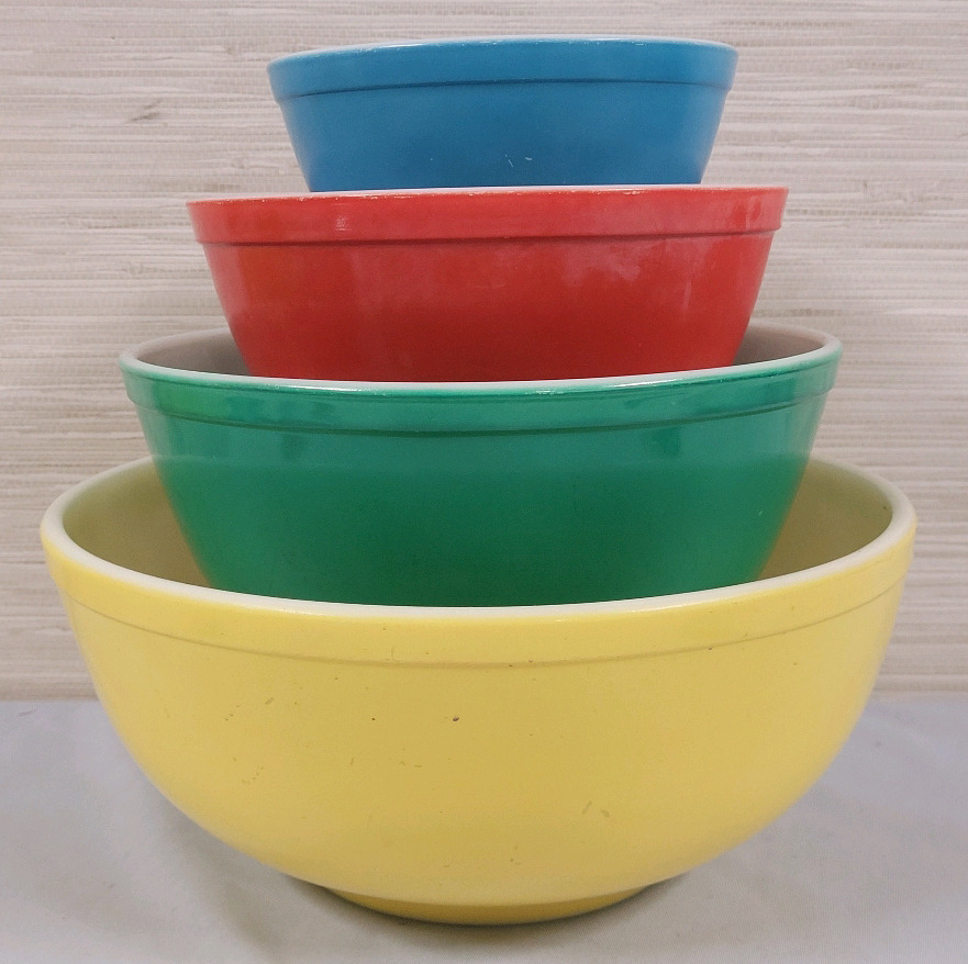 Vintage PYREX Primary Colors Mixing Bowl Set . Good pre-owned condition . No chips or cracks