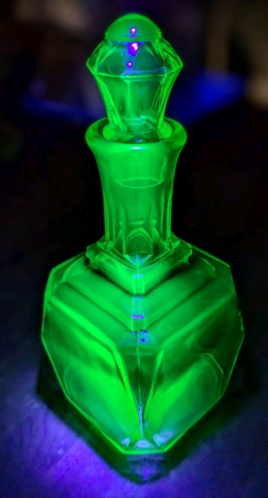 Vintage Anchor Hocking Uranium Glass Decanter 10" Tall with Stopper