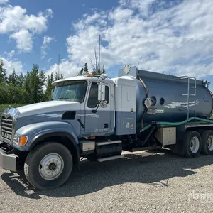 2003 Mack CV713 3070 gal 6x4 Sleeper Water Truck