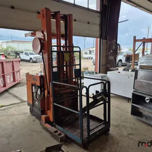 Raymond Electric 31-R40TT Reach Truck w/ Man Lift
 UNRESERVED