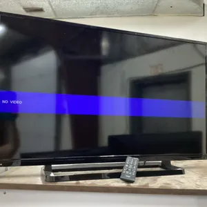 TOSHIBA 40" FLAT SCREEN TV W/ REMOTE ON STAND