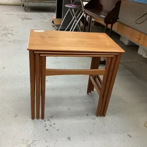 SET OF (3) NESTING TABLES