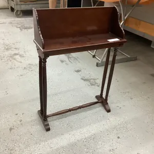 SMALL SHELF W/ PULL-OUTS ON SIDES FROM THE BOMBAY CO.
