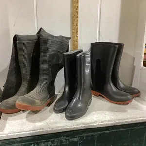 DUNLOP SAFETY BOOTS & 2 PAIRS RUBBER BOOTS