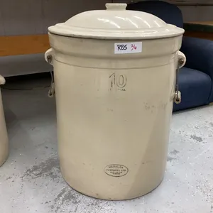MEDALTA POTTERIES MED HAT #10 CROCK
