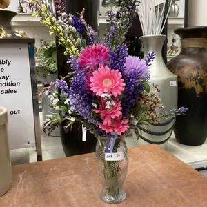 GLASS VASE WITH ARTIFICIAL FLORAL ARRANGEMENT