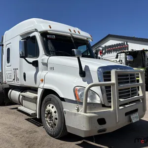 2016 Freightliner T/A Sleeper Semi Truck