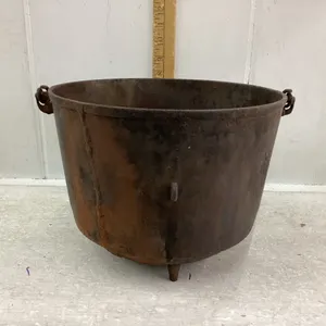 CAST POT W/HANDLE + 3 LEGS