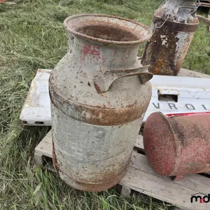 Antique Tailgate, Jugs & Air Tank
 UNRESERVED