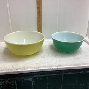 2 PYREX BOWLS IN THE PRIMARY COLOURS