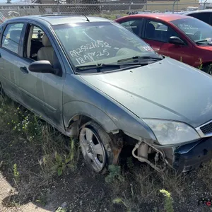 SALVAGE UNIT: 2005 Ford Focus Car (Green)
 UNRESERVED
