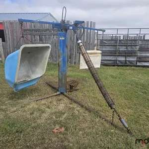 Cattle Oiler w/ Mineral Feeder and Pest Drape
 UNRESERVED