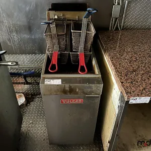 Vulcan LG400-1 Deep Fryer (Has Used Oil)
 UNRESERVED