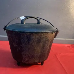 SMALL 3-LEGGED CAST IRON POT W/ LID & HANDLE