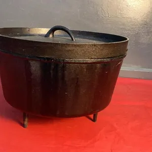 3-LEGGED CAST IRON POT W/ LID & HANDLE