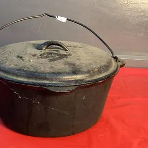 CAST IRON DUTCH OVEN W/ LID & HANDLE - LID IS MARKED TEXSPORT