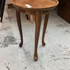ROUND PLANT STAND W/ QUEEN ANNE LEGS
