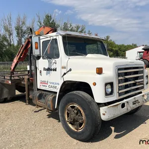 1989 International S1700 Picker Truck 
 UNRESERVED