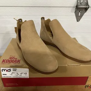 Size 10 Kodiak Women's Boots
 UNRESERVED