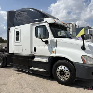 2015 Freightliner Cascadia Semi Truck