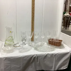 BOX OF GLASSWARE - DRINKING GLASSES, SMALL BOWLS, LUNCHEON PLATES