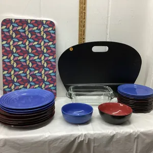 BOX OF MISC HOUSEHOLD ITEMS - LAP TRAYS & MISC DISHES, LOAF PANS,
