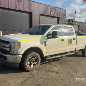2017 Ford F-350 XLT 4x4 Crew Cab Pickup